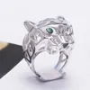 Europe America Luxury Style Men Kvinnor Lady Hollow Out Inlaid Green Zircon Poyes Leopard Head Plated Gold Color Lovers Ring 240220