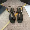 Кассандра Патентная кожа плоские сандалии с золотыми надписями логотип 2024 Летние стринги-шлепанцы резиновая подошва с веб-ремешками женские тапочки большого размера 43