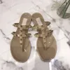 2024 nieuwe designer man slides luxe vrouw slipper jelly rubber klinknagel string sandalen V boog bezaaid platte glijbaan lederen slippers slingback sandaal