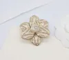 2024 Luxury Quality Charm Flower Shape Brosch med svartvit färgdesign i 18K Gold Plated Have Stamp Box PS3693