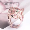 Europe America Luxury Style Men Kvinnor Lady Hollow Out Inlaid Green Zircon Poyes Leopard Head Plated Gold Color Lovers Ring 240220