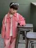 Set di abbigliamento per bambini 2024 nuovi ragazzi primaverili che lavano giacca e pantaloni in denim rosa di cotone bel set in due pezzi 240225