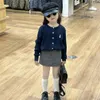 Coreia do Sul 2024 Primavera Crianças e Meninas 2 PCS Conjunto de Roupas de Algodão Malha Cardigan Suéter Couro Puro Pré-Escolar Meninas Conjunto Bebê Meninas Conjunto 240225