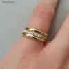 Solitaire Ring New Wedding Women's Ring Simple Finger Ring avec un diamant exquis au milieu en gros des camhes de fiançailles féminines 240226