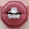 Choucong trzy kamienne obrączki ślubne proste biżuterię modną duża okrągła cut biały 5A Cubic Cyrron CZ Diamond Obiecing Party Women Eng263i