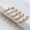 2023 Gioielli di moda in acciaio inossidabile 316L Bracciale per unghie placcato oro rosa Micro pavimenta cristalli Bracciale rigido