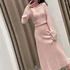 Vestidos de trabajo Mujeres Pink Pit Strip Knit Set Cuello alto Suéter de manga larga Jersey o cintura elástica Una línea Falda midi Traje para mujer