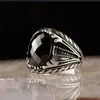 Solitaire Ring Punkboy Retro Style Men's Ring Craved Mönster svart äggformad kristallsilverfärg Ring för manliga festsmycken storlek 6-13 240226