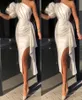 2022 Sexy Kurze Damen-Cocktailkleider in Weiß, One-Shoulder-Hülle, Ballkleider, Teelänge, seitlicher Schlitz, Partykleid, Übergröße, formell, H6725548