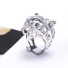 Europe America Luxury Style Men Kvinnor Lady Hollow Out Inlaid Green Zircon Poyes Leopard Head Plated Gold Color Lovers Ring 240220