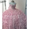 Różowy z ramion Kryształ Kryształowe sukienki Quinceanera Suknia balowa iluzja 3D kwiatowa koronkowa łuk Sweet 15 vestidos de xv anos