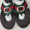 Sandales de créateurs Pantoufles d'été Hommes Femmes Chaussures en forme de tongs multicolores Flora Slides Semelle intérieure moulée en noir Appartements Semelle en caoutchouc ton sur ton avec gaufrage