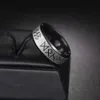 ソリティアリングメンリングステンレススチールファッションスタイルの男性ダブルレタールーン語Odin Norse Viking Amulet Retro Rings Jewelry 240226