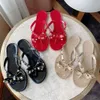 2024 nieuwe designer man slides luxe vrouw slipper jelly rubber klinknagel string sandalen V boog bezaaid platte glijbaan lederen slippers slingback sandaal