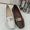 2024 كلاسيكي مصمم فستان أحذية الربيع والخريف M K Metal Buckle Flats Flats Shoes Shoes Fashion Women Black Beige Boat Boat Shoe Sandal Leather Lazy Lazers