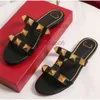 Sandales de styliste classiques à la mode pour femmes, pantoufles avec éléments décoratifs en cuir grainé, Signature V, nouvelle collection