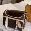 Designer-Hundetransportbox mit klassischem Druck, Heimtierbedarf, atmungsaktive Haustiertransportboxen aus Leder, vorherrschend. Große Hundetaschen mit Markenlogo, Größe 40 x 22 x 30 cm