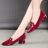 Sapatos de vestido vermelho senhora mulheres preto patente couro apontou toe barco med saltos bombas zapatos mujer plus size 35-42