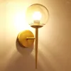 Vägglampa modernt med guldpläterad accent och kulformad skugga idealisk för sovrums vardagsrum i hallen (glödlampa ingår inte)