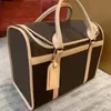 Designer-Hundetransportbox mit klassischem Druck, Heimtierbedarf, atmungsaktive Haustiertransportboxen aus Leder, vorherrschend. Große Hundetaschen mit Markenlogo, Größe 40 x 22 x 30 cm