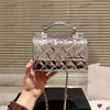 Designer Mulheres Bolsa de ombro de 18 cm de couro brilhante Diamante de diamante verifique hardware dourado fivela de fivela de luxo bolsa de luxo Matelasse