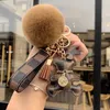 女性のためのベアキーチェーンポンポムぬいぐるみ車キー装飾ペンダントアクセサリーガールズクラシックグリッドメタルバックルリングチェッカーボードのような女の子