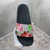 2024 женская дизайнерская обувьDeigner Slipper Pillow Famou Deigner Женские тапочки Lipper Bloom Цветочные слайды Резиновые тапочки с тиснением Пара Lipper Плоские шлепанцы