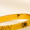ゴールドメッキの豪華なチャームバングルステンレススチールデザイナーバングルスプリング新しい誕生日ラブギフト女性用ブティックバングルのためにデザインされたブレスレットボックスジュエリー