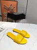 Designer Sandaler tofflor Summer Men Women Shoes Shaped Multicolor Slides Gjuten fotbädd i svart tonalt gummisula med präglad logotyp 1017