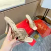 Zapatillas de tacón de aguja con decoración de diamantes de imitación Mulas Seda ahuecada Slip-on Punta abierta para mujer Sandalias Diseñadores de lujo Tacones altos Calzado de fábrica Con caja