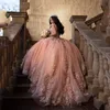 2024 Quinceanera 드레스 핑크 레이스 아플리케 어깨 결정 구슬 짧은 소매 3d 꽃 꽃 플러스 형식 파티 댄스 이브닝 가운 스윕, 기차