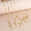 Anhänger Halsketten FLOLA Einfaches grünes Kristallkreuz für Frauen Kupfer vergoldet weiße Perle Religiöser katholischer Schmuck NKEB844