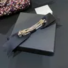 2024 Luxe kwaliteit charme haarclip voor vrouwen bruiloft sieraden cadeau hebben stempel doos Zwarte stof PS3060A
