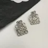 Boucles d'oreilles de créateurs de luxe 2024 Nouvelles boucles d'oreilles carrées à la mode avec un design minimaliste de style européen et américain Boucles d'oreilles creuses en métal uniques