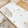 Zestawy pościeli 1 kawałek nowonarodzonego bawełnianego A klasa odpowiednia do prześcieradeł do łóżka Baby Cartoon Bedding Haftowane łóżko Pokrywa przedszkola dla dzieci Lunch Lunch Covers Q240228