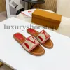 Zapatillas de mujer Sandalias planas Diseñador de lujo Moda Bordar Sandalia Carta Zapatilla Mujer Verano Playa Diapositiva Señoras Zapatos de tacón bajo