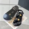 Damen-Sandalen aus Kalbsleder, hochwertige, gesteppte Sommer-Designer-Sandalen, Schuhe, Metall-Diamant-Dekoration, Schnallen-Sandalen, flache, niedrige Absätze, Knöchelriemen, Strandschuhe