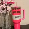 STOCK 40oz Quencher Tumblers Rose Co-marqué Cosmo Parada Flamingo Tasses cadeaux en acier inoxydable avec poignée en silicone Couvercle et tasses de voiture en paille G227