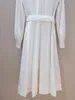 Robe femme marque de mode européenne coton blanc revers à manches longues taille froncée chemise robe midi