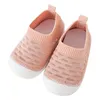 Eerste wandelaars Mesh Hole Baby's Wandelschoenen Zachte natte absorberende sandalen voor huis