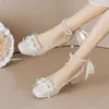 Robe chaussures fleurs élégantes talons hauts pompes femmes perle bride à la cheville mariage femme chaîne perle petit talon carré mariée sexy