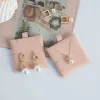 Smycken 6*6 cm Luxury Microfiber Jewelry örhängen Halsband Display Insert Card 20/50/100pack Ear Studs Packaging Multi Hole Storage Pad