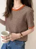 T-shirt listrada de mangas curtas para o verão de verão nova versão coreana solta e retrô contraste em forma slim redond round nível superior feminino moda casual 2402227