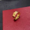 2024 Nya lyxbandringar koppar med 18k guldpläterad varumärkesdesigner tre lager bred graverad bred ring för kvinnliga smycken med boxfestgåva