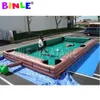 Partihandel 9x6m utomhus- eller inomhusgiganten Uppblåsbar snookerfotbollsbord Human Soccer Billiards Sport Field for Coporate Events Game for Kids