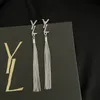 Orecchini di design boutique Regalo d'amore Gioielli con ciondoli Orecchini di gioielli da sposa di compleanno per donne di alta qualità con logo classico Confezione di orecchini di lusso