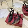 Bellissime scarpe col tacco alto 2024 nuova moda estiva rivetto diamante maglia sandali a punta scarpe da donna sexy con tacco sottile