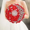 Dekorativa blommor röd brud och brudtärna handgjorda brudbukett bröllopsfest dekoration