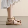 Sandali rivettati sandali romani da donna pantofole sandali casual con fondo piatto sandali da spiaggia all'aperto sandali estivi con fondo piatto alla moda da donna