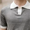 Herrpolos sommarkontrast färg sömmar kortärmad t-shirt brittisk smal lapel stickad randig casual v-hals polo skjorta